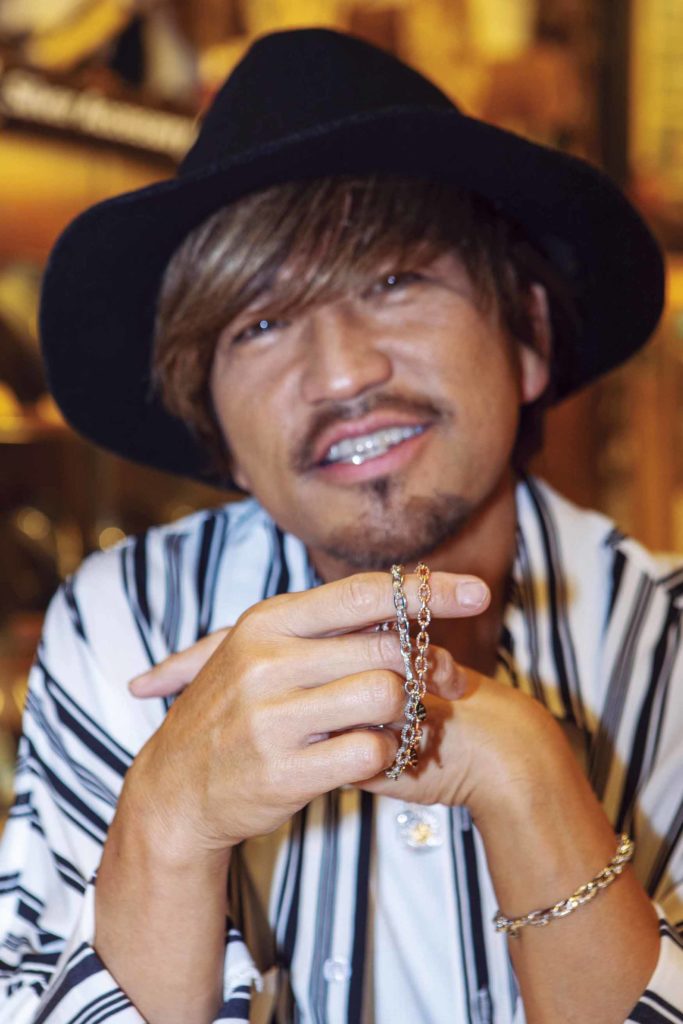 プレゼントと言えば、やっぱりペアで揃えられるって重要だよね。僕だったらこのチェーンブレスを一緒に着けたいかな。ペア感があからさま過ぎないから、大人でも恥ずかしくないしね。手を繋いだ時に、さりげなく並んじゃう感じがロマンチック!
Sana シルバーブレスレット 17㎝
1万5180円
K10 PG プレートブレスレット 17㎝
1万8480円 (TWUNE着用アイテムのサイズ違い)